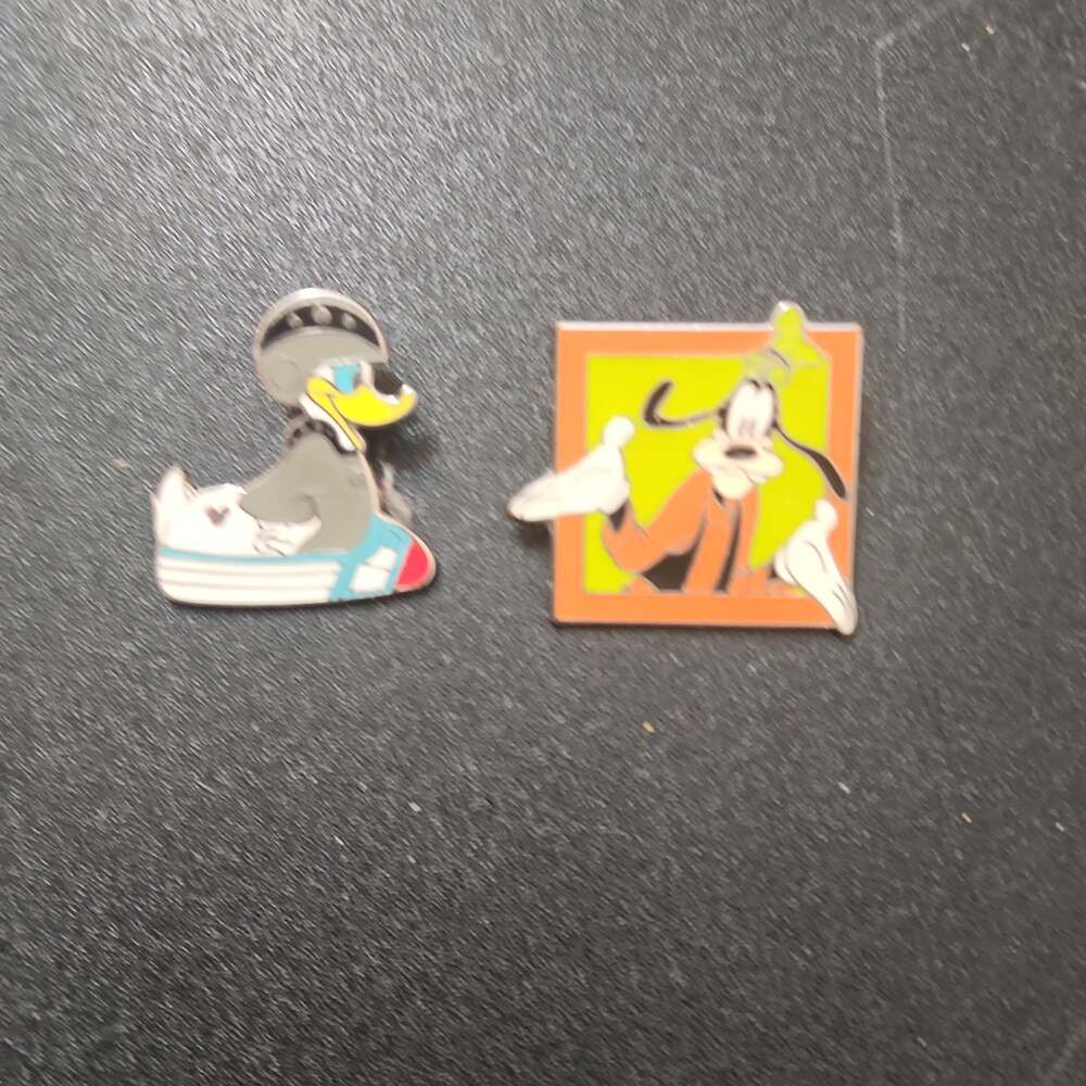 Disney Pin Goofy Hip Lanyard Starter Set